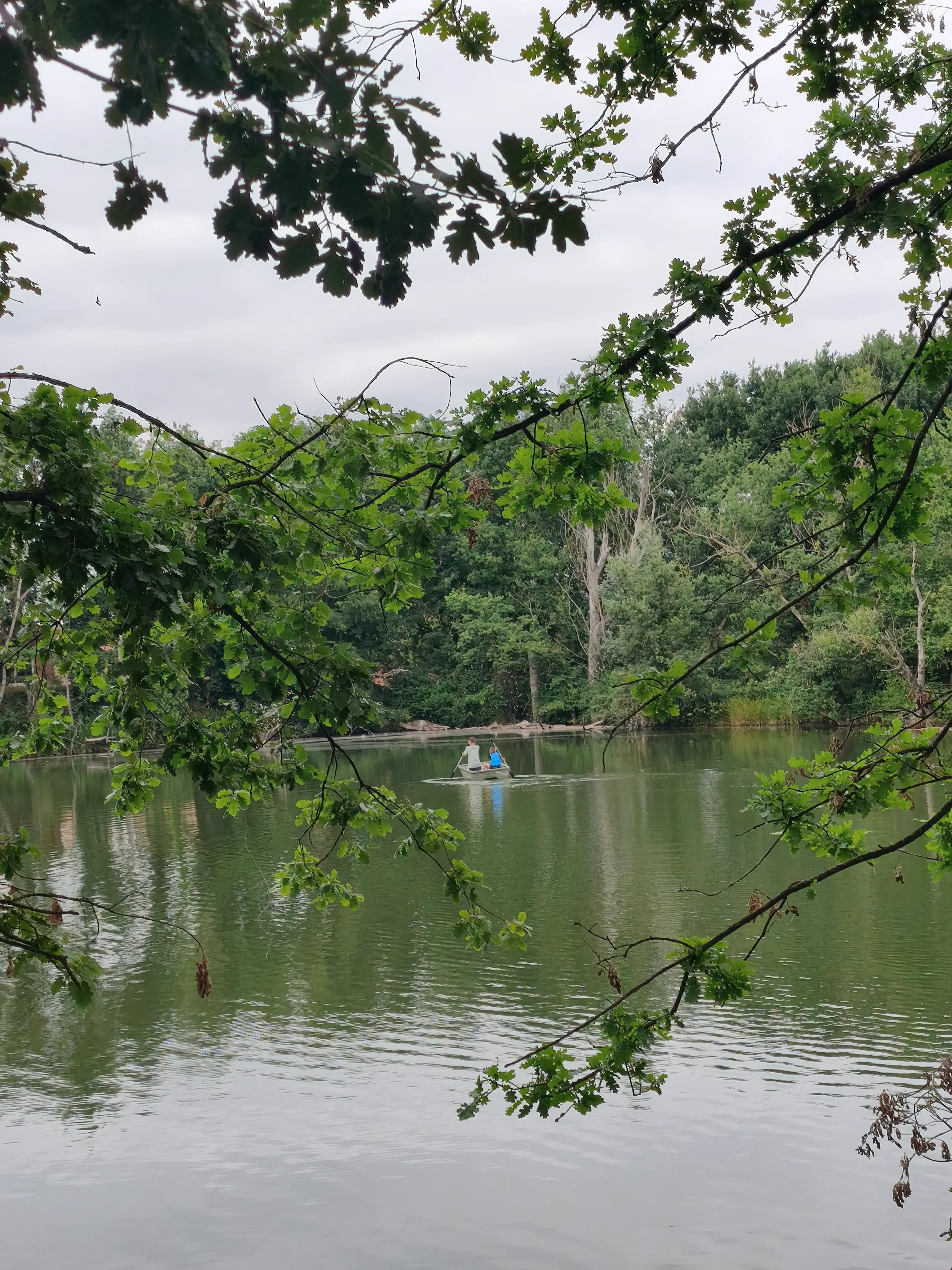 Cabane isolée tout équipée au bord d’un lac privé en Occitanie