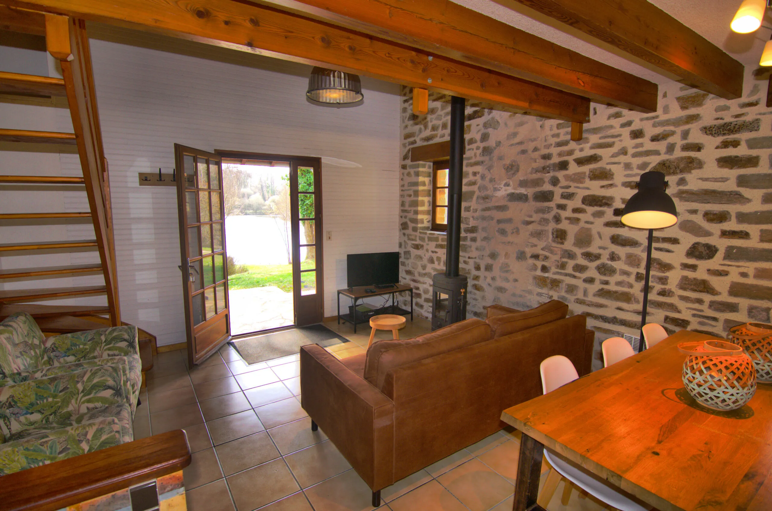 Gîte de pêche de charme au bord d'un étang de 1,5 ha pour 6 personnes