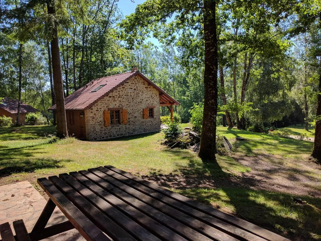 Gîte de pêche de charme au bord d'un étang de 1,5 ha pour 6 personnes