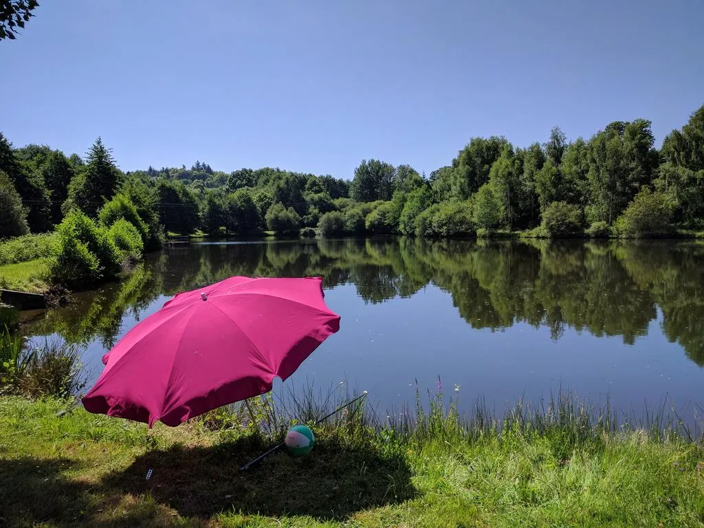 Chalet de pêche sur étang de 1,5 ha en Périgord-Limousin pour 7 pers