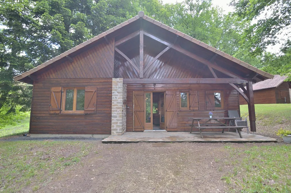 Chalet de pêche sur étang de 1,5 ha en Périgord-Limousin pour 7 pers