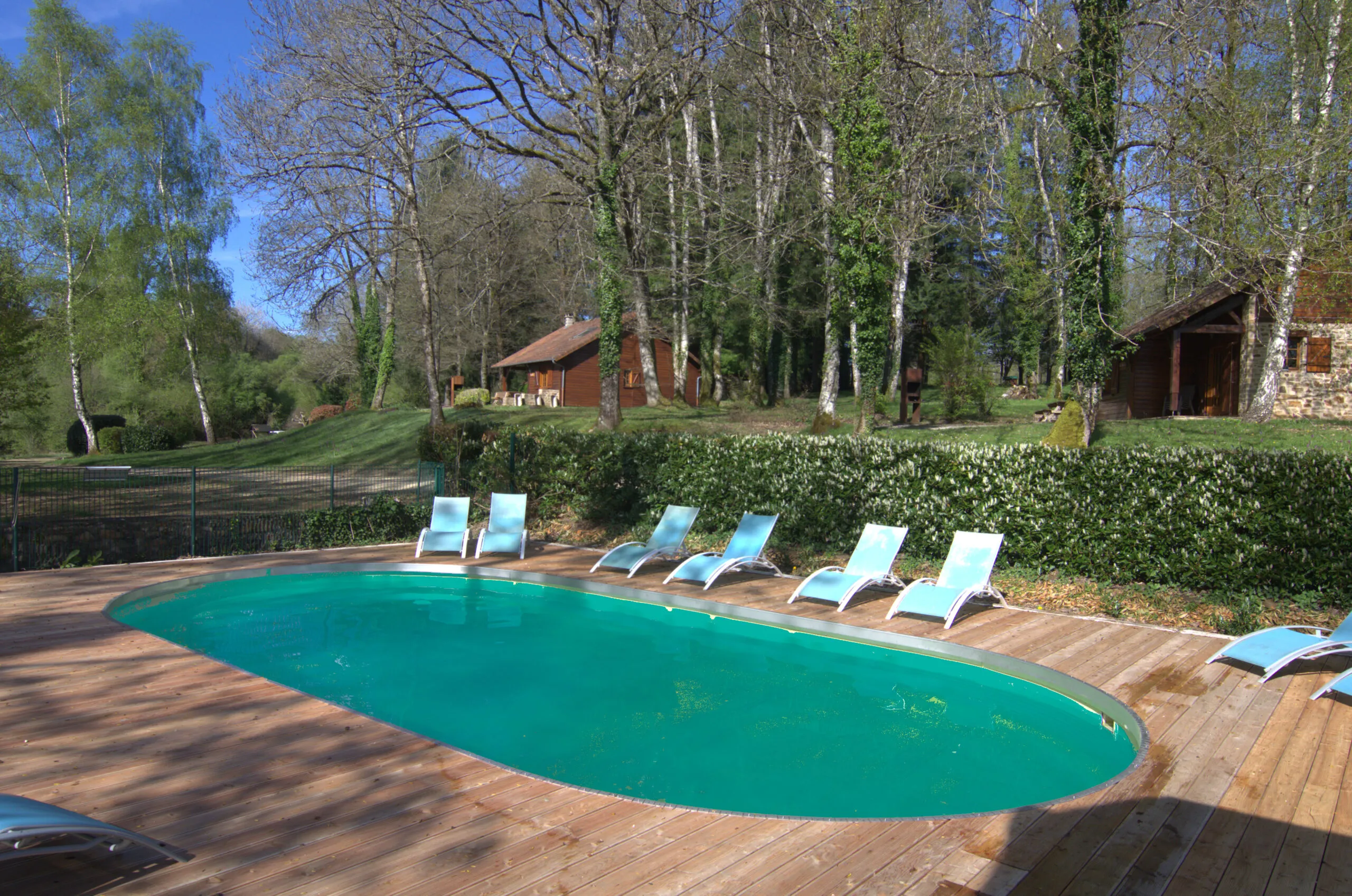 Chalet de pêche sur étang de 1,5 ha en Périgord-Limousin pour 7 pers