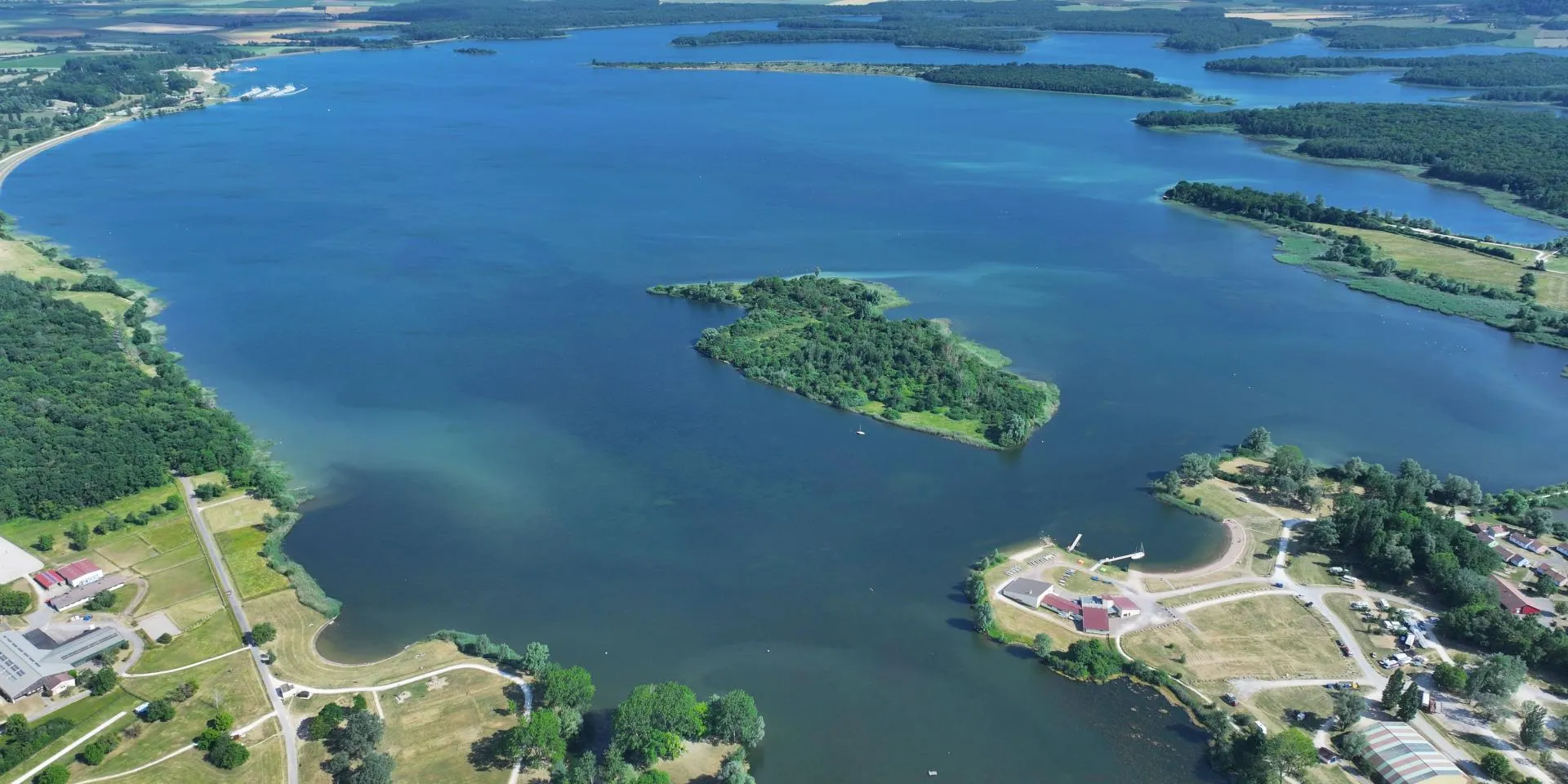 Nuit insolite sur un voilier d’exception au cœur d'un lac de 1100 hectares