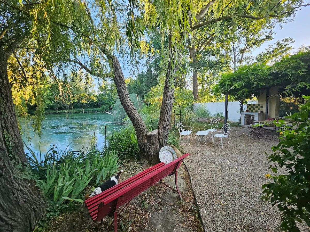 Logement d'exception avec étang sauvage entièrement privatisé de 0,3 ha à 12 min d'Aix-en-Provence