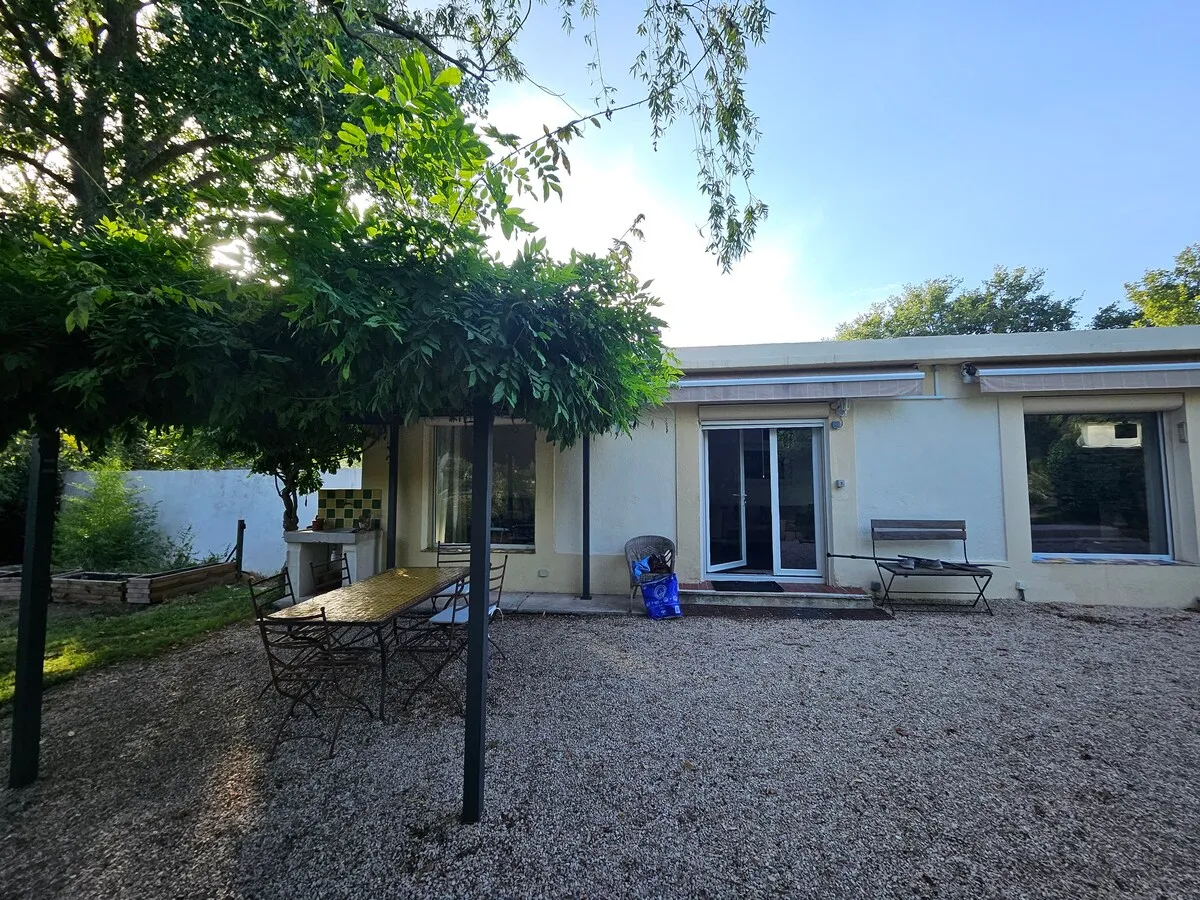Logement d'exception avec étang sauvage entièrement privatisé de 0,3 ha à 12 min d'Aix-en-Provence