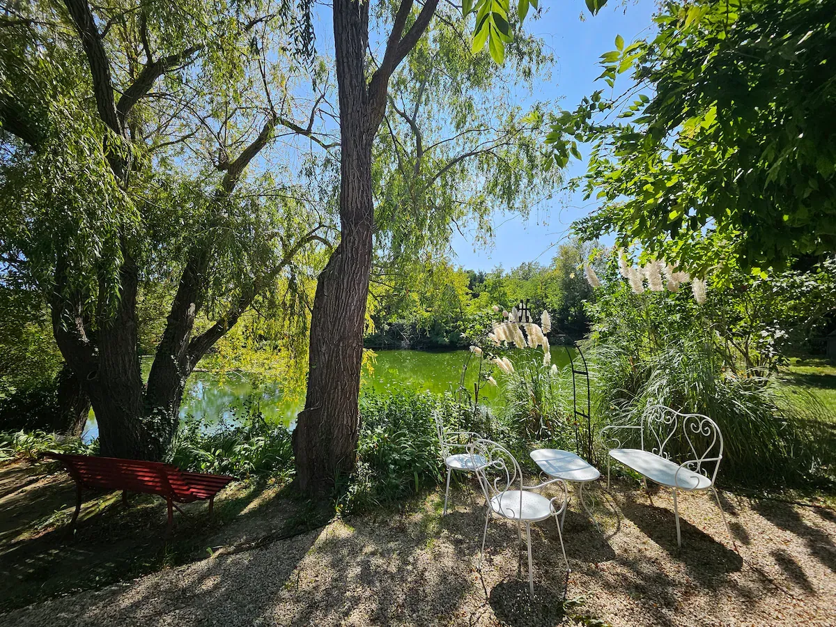 Logement d'exception avec étang sauvage entièrement privatisé de 0,3 ha à 12 min d'Aix-en-Provence