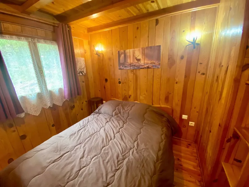 Chalet en bois et pêche au milieu des cerfs sur un domaine de 300 ha à 2h30 de Montpellier