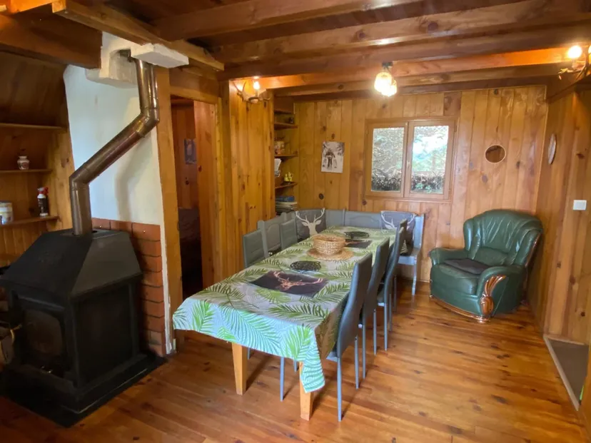 Chalet en bois et pêche au milieu des cerfs sur un domaine de 300 ha à 2h30 de Montpellier