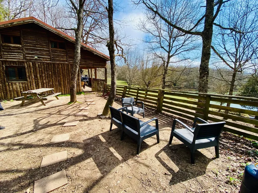 Chalet en bois et pêche au milieu des cerfs sur un domaine de 300 ha à 2h30 de Montpellier