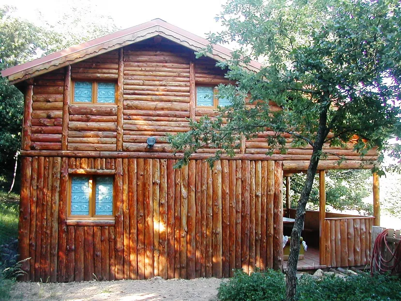 Chalet en bois et pêche au milieu des cerfs sur un domaine de 300 ha à 2h30 de Montpellier
