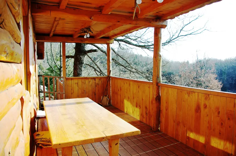 Chalet en bois et pêche au milieu des cerfs sur un domaine de 300 ha à 2h30 de Montpellier
