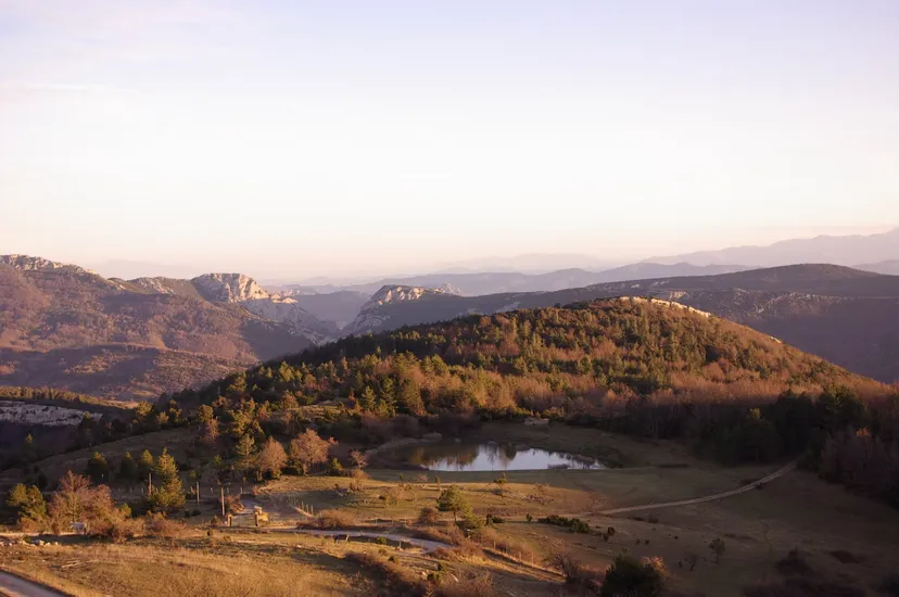Chalet en bois et pêche au milieu des cerfs sur un domaine de 300 ha à 2h30 de Montpellier