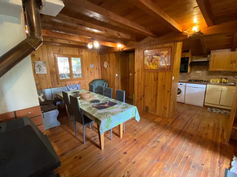 Chalet en bois et pêche au milieu des cerfs sur un domaine de 300 ha à 2h30 de Montpellier