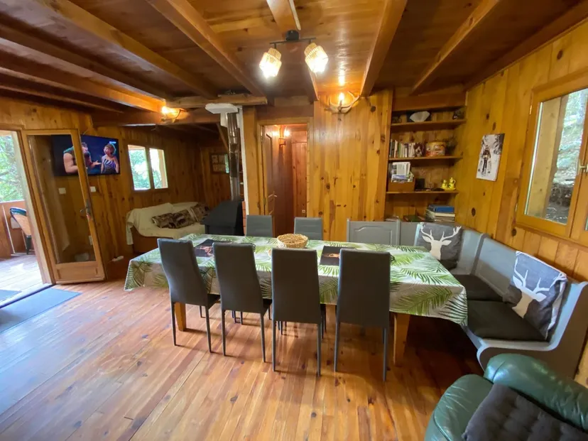 Chalet en bois et pêche au milieu des cerfs sur un domaine de 300 ha à 2h30 de Montpellier