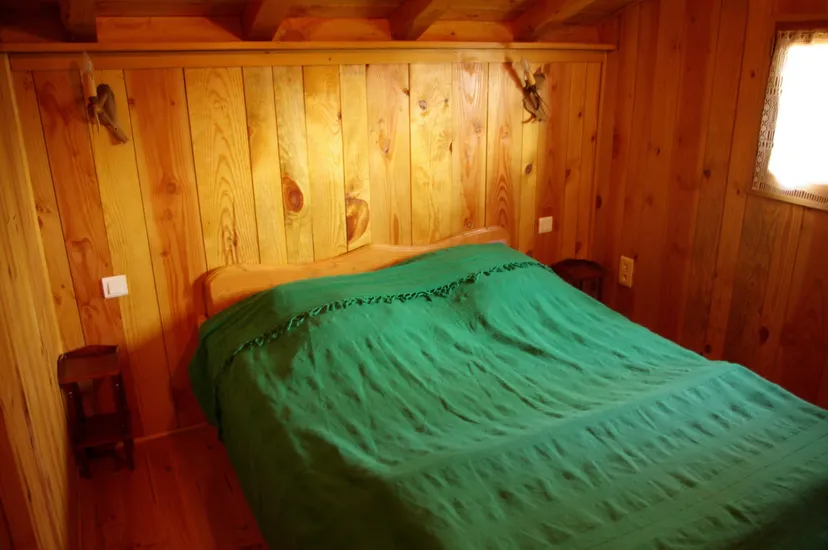 Chalet en bois et pêche au milieu des cerfs sur un domaine de 300 ha à 2h30 de Montpellier