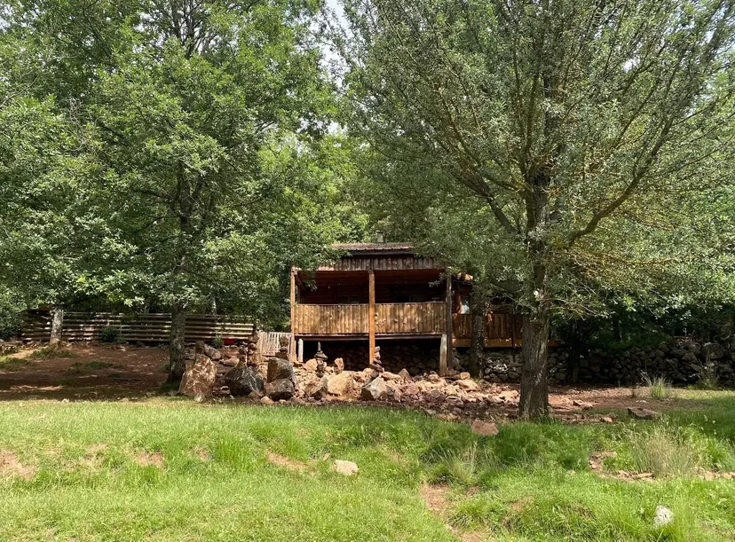 Chalet en bois et pêche au milieu des cerfs sur un domaine de 300 ha à 2h30 de Montpellier