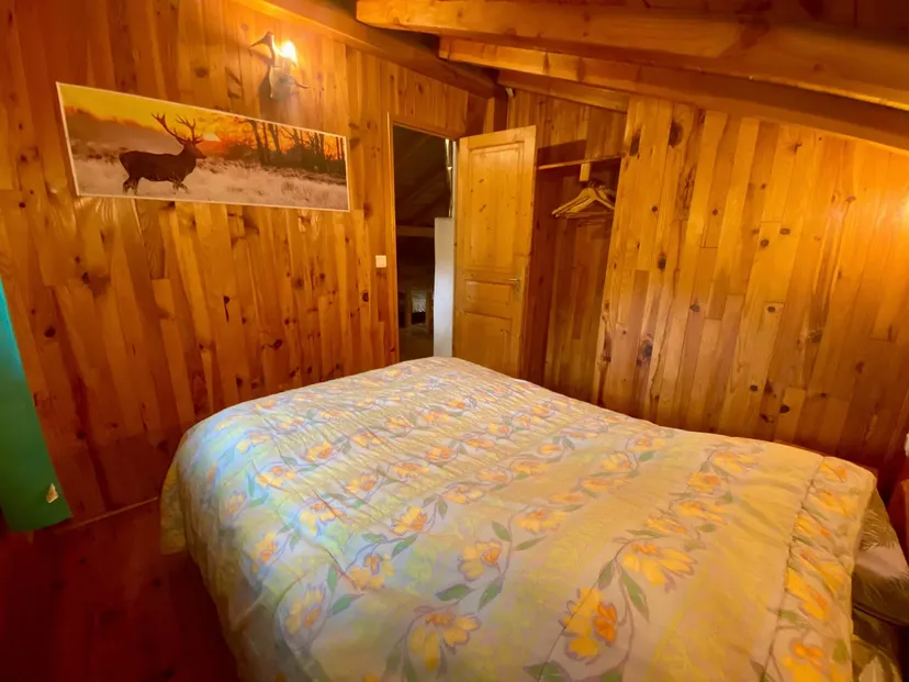 Chalet en bois et pêche au milieu des cerfs sur un domaine de 300 ha à 2h30 de Montpellier