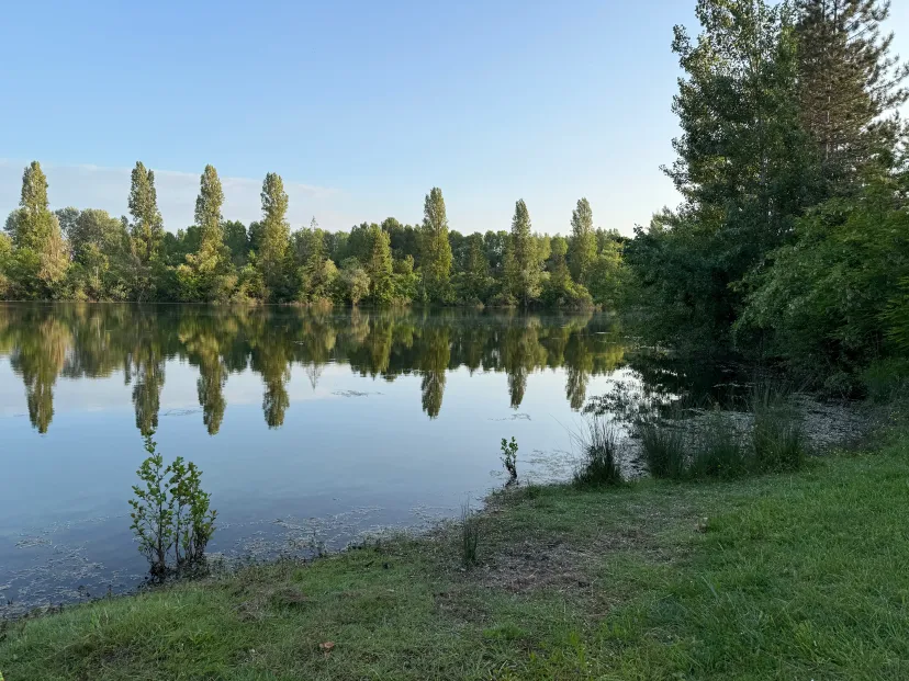 Geodetic bubble at the edge of a 5.44 ac private pond in Seine-et-Marne