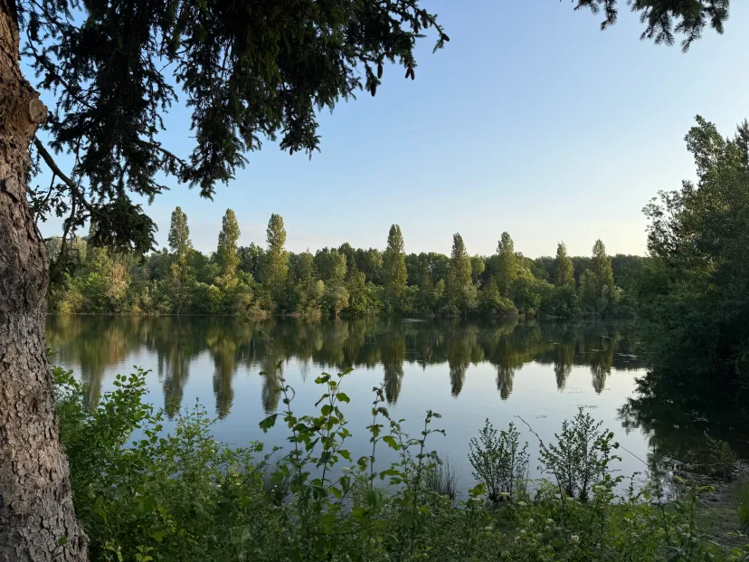 Geodetic bubble at the edge of a 5.44 ac private pond in Seine-et-Marne
