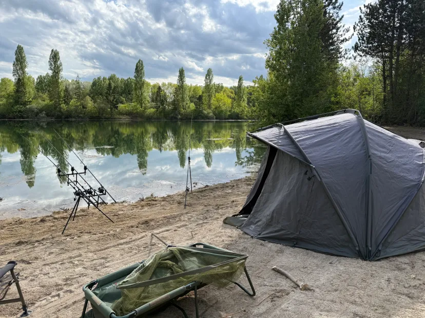 Geodetic bubble at the edge of a 5.44 ac private pond in Seine-et-Marne