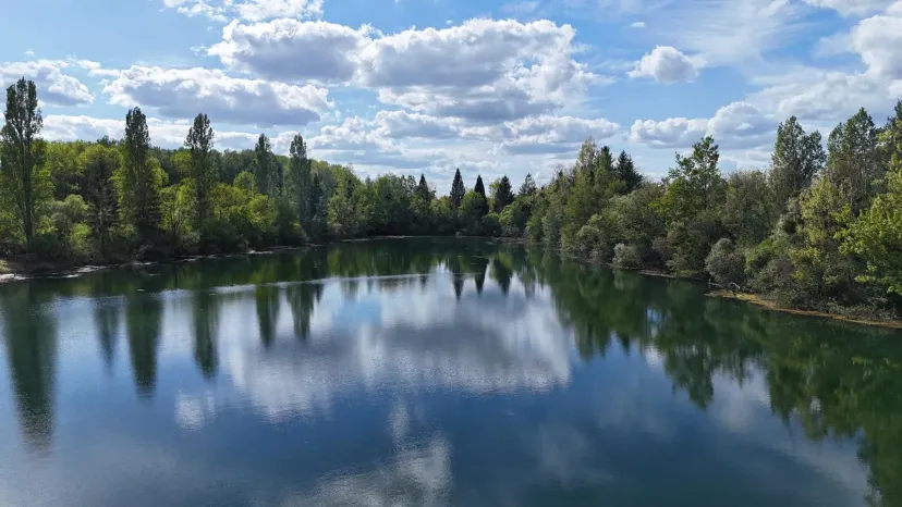 Geodetic bubble at the edge of a 5.44 ac private pond in Seine-et-Marne