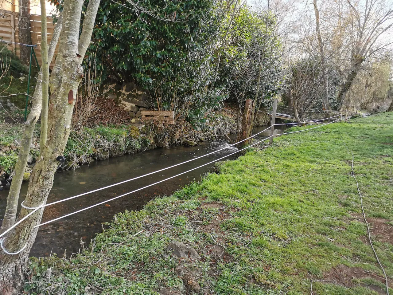 Gite de pêche en bord de rivière sur 1 hectare, proche du puy-en-velay