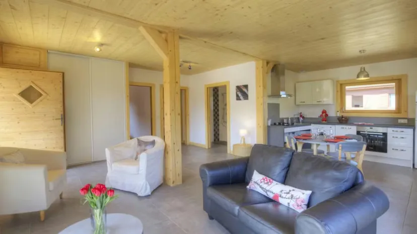 Chalet de pêche dans la vallée du Giffre et son étang de montagne proche de Cluses