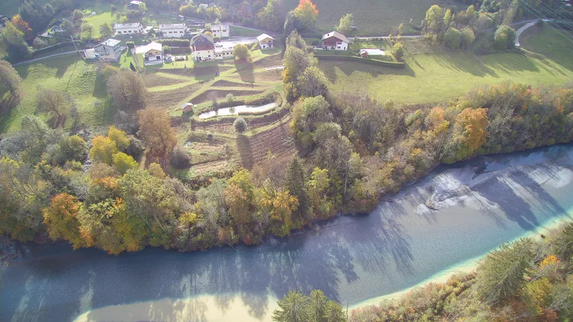 Chalet de pêche dans la vallée du Giffre et son étang de montagne proche de Cluses