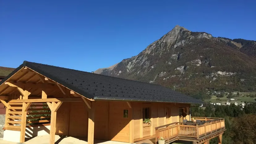 Chalet de pêche dans la vallée du Giffre et son étang de montagne proche de Cluses
