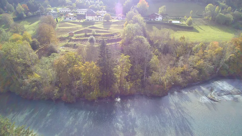 Chalet de pêche dans la vallée du Giffre et son étang de montagne proche de Cluses