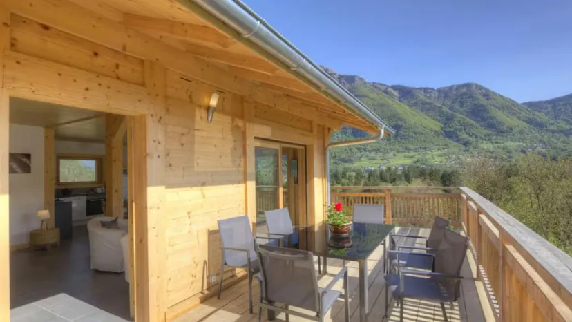Chalet de pêche dans la vallée du Giffre et son étang de montagne proche de Cluses