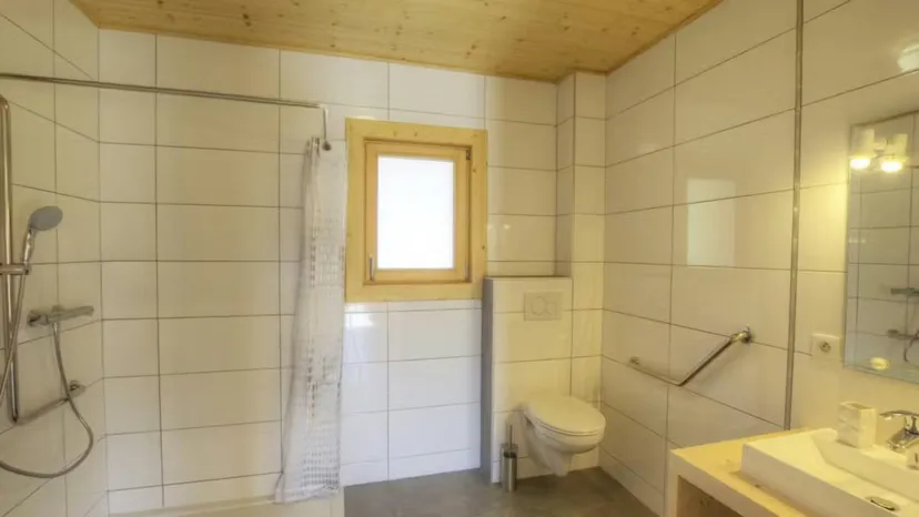 Chalet de pêche dans la vallée du Giffre et son étang de montagne proche de Cluses