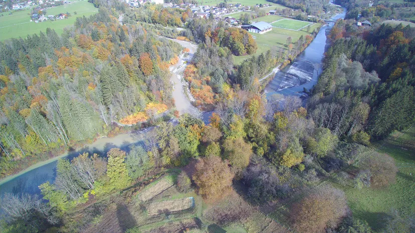 Chalet de pêche dans la vallée du Giffre et son étang de montagne proche de Cluses