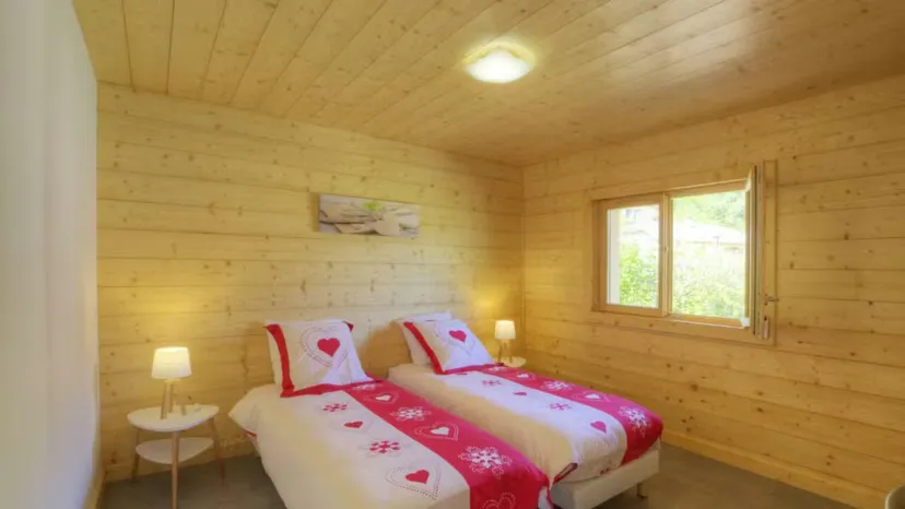Chalet de pêche dans la vallée du Giffre et son étang de montagne proche de Cluses