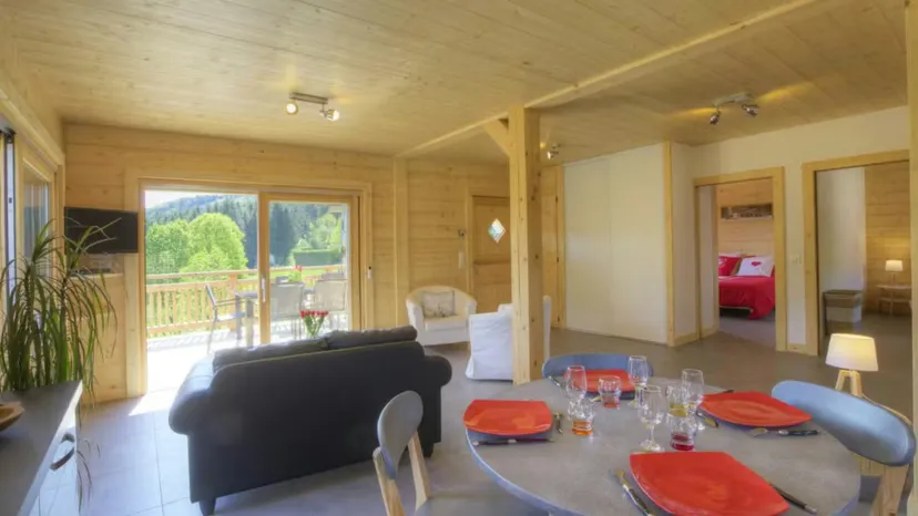 Chalet de pêche dans la vallée du Giffre et son étang de montagne proche de Cluses