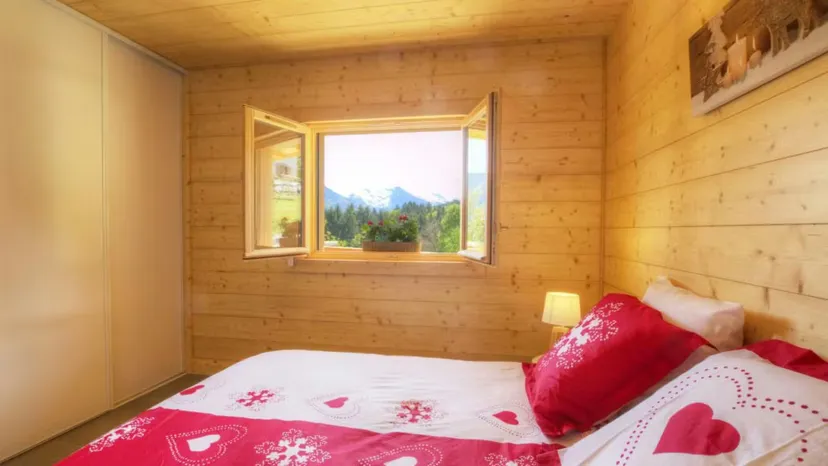 Chalet de pêche dans la vallée du Giffre et son étang de montagne proche de Cluses