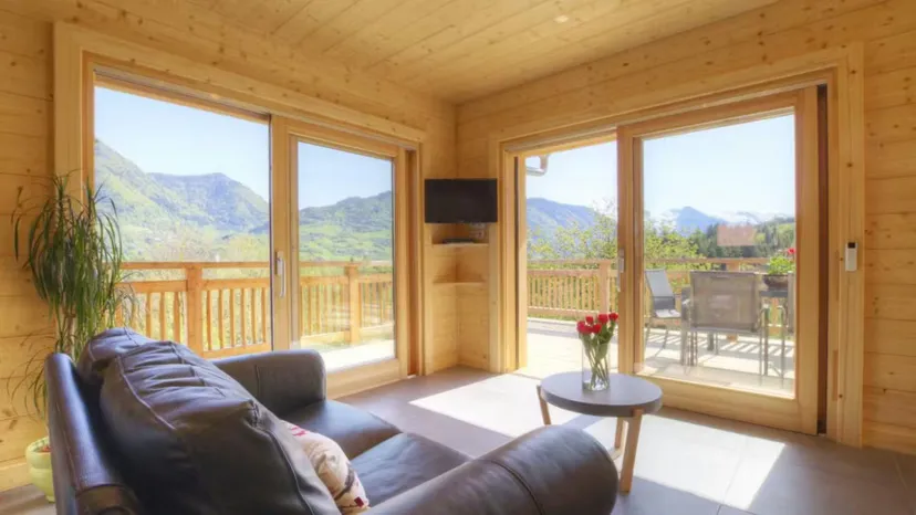 Chalet de pêche dans la vallée du Giffre et son étang de montagne proche de Cluses