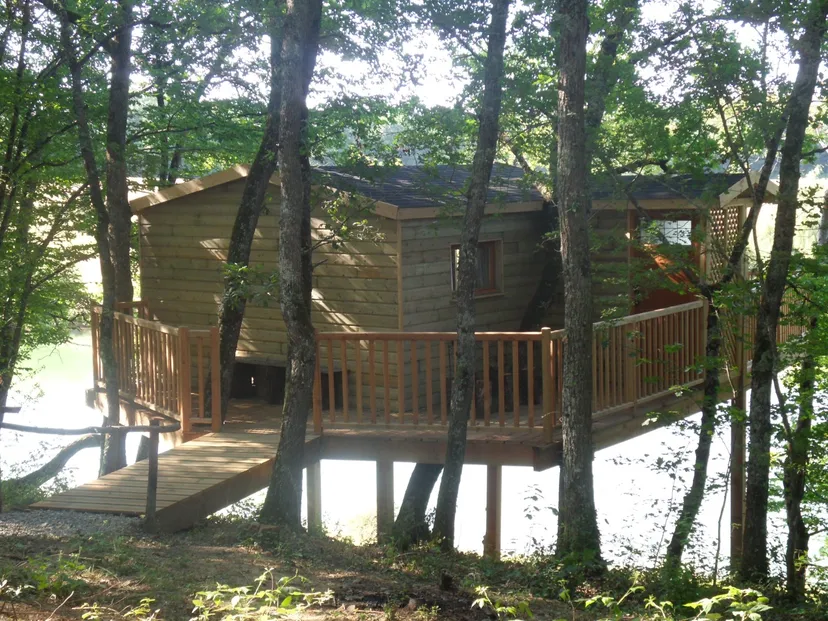 Cabane perchée sur étang privé 2ha, proche d'Auch, pêche no kill