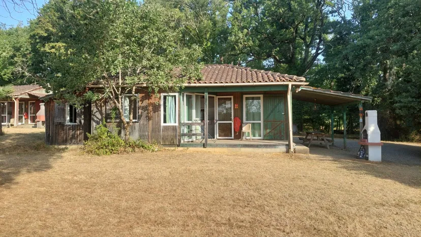 chalets entre prairies et étang de 2ha, proche de bergerac, étang