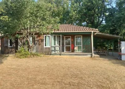 chalets entre prairies et étang de 2ha, proche de bergerac, étang