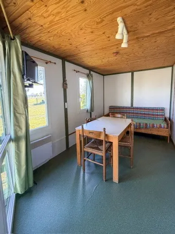 chalets entre prairies et étang de 2ha, proche de bergerac, étang