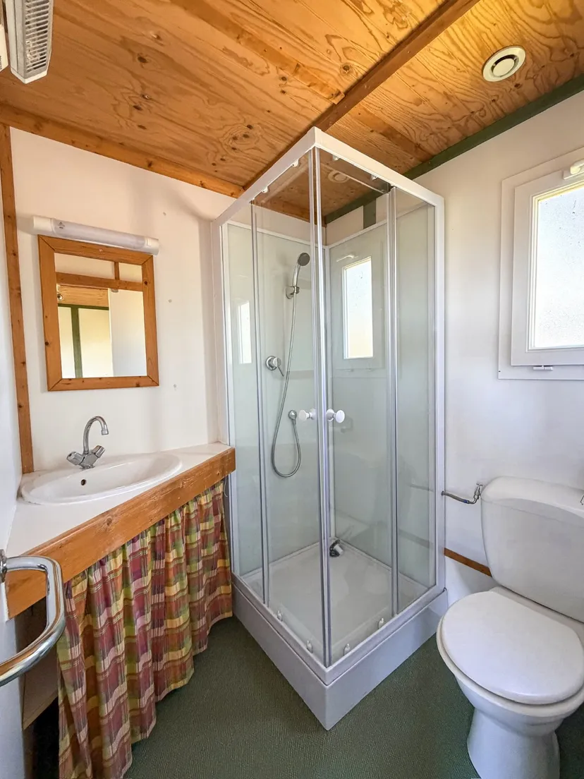 chalets entre prairies et étang de 2ha, proche de bergerac, étang