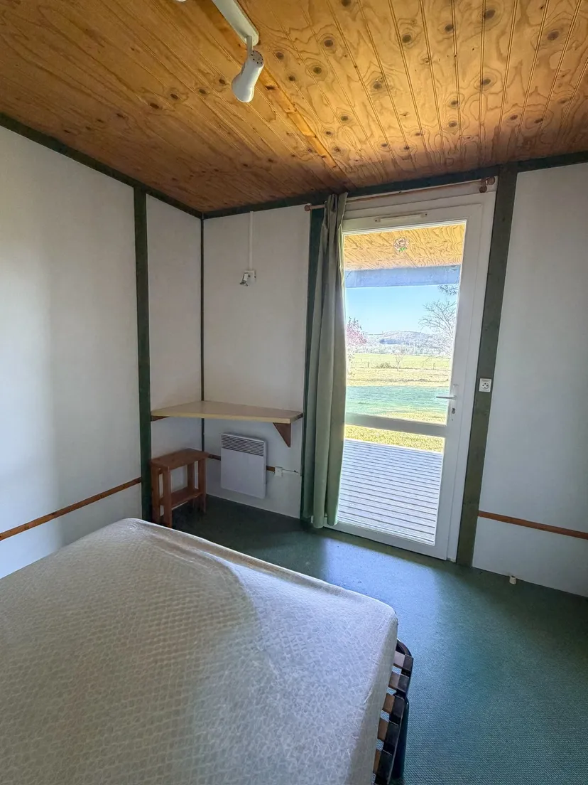 chalets entre prairies et étang de 2ha, proche de bergerac, étang