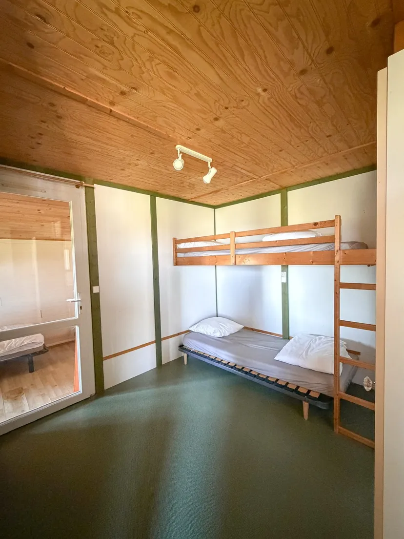 chalets entre prairies et étang de 2ha, proche de bergerac, étang