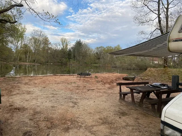 Gîte de pêche sur étang privé de 8000m² à 1h30 de Clermont-Ferrand