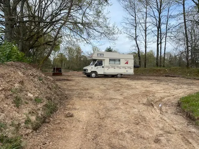 Emplacement camping-car sur étang de pêche privé de 8000m² à 1h30 de Clermont-Ferrand