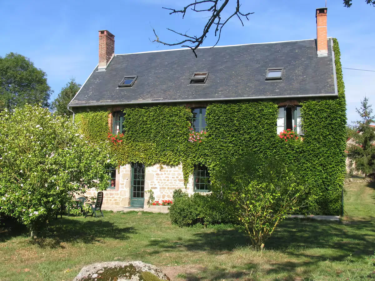 Gîte familial avec étang privatif de 0,15 ha en Nouvelle-Aquitaine