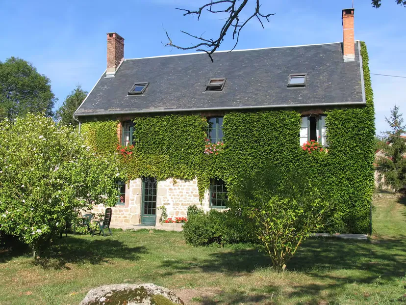 Gîte familial avec étang privatif de 0,15 ha en Nouvelle-Aquitaine