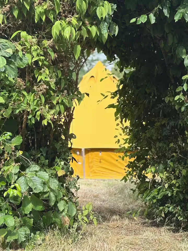 Emplacement tente avec accès à un étang privatif en Nouvelle-Aquitaine