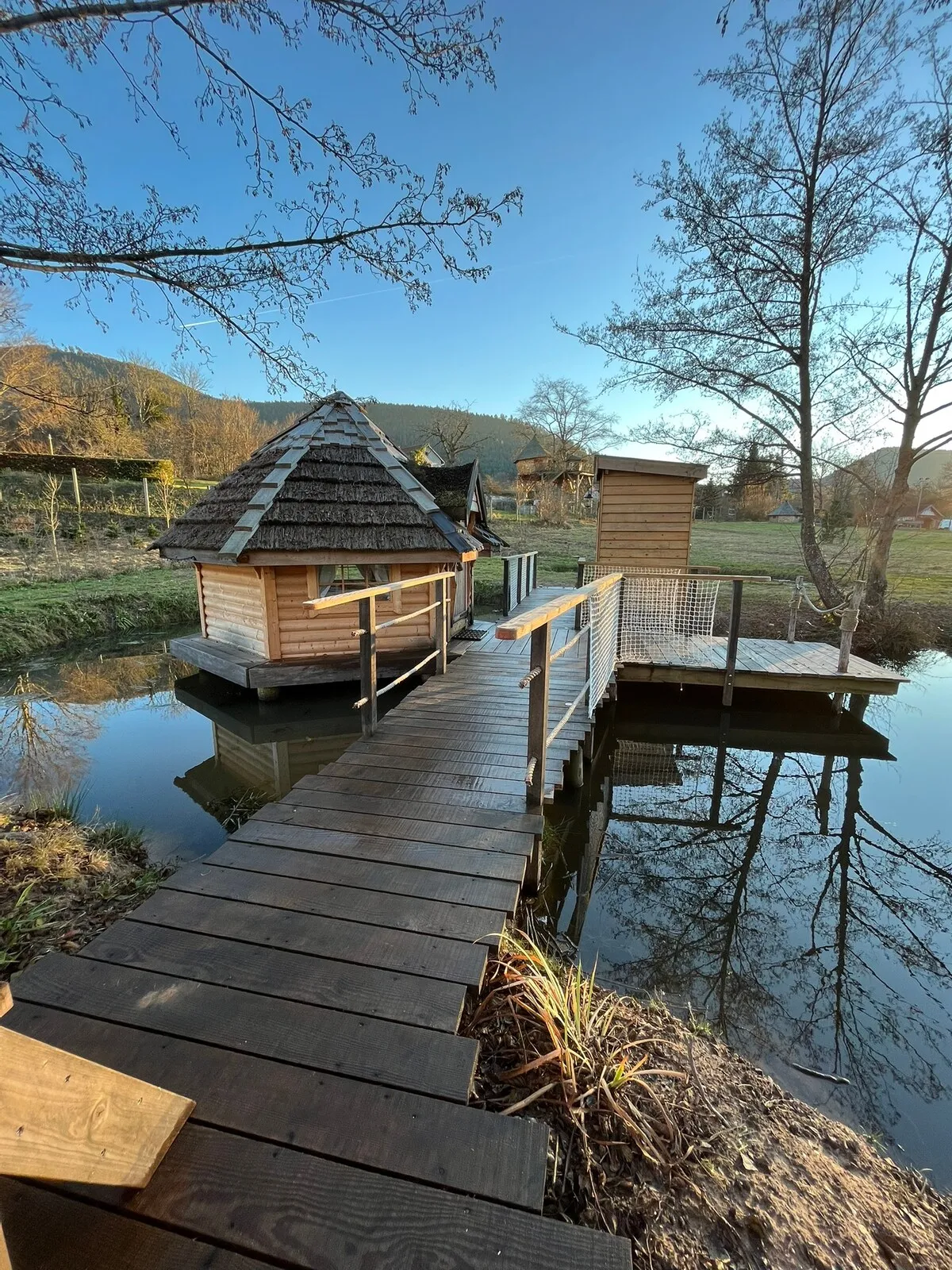 Escapade insolite en kota sur l'eau, proche de nancy, étang privé